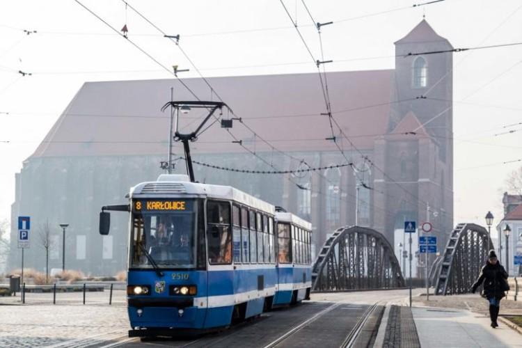Nowy lektor w tramwajach i autobusach. Czy zastąpi poprzedniego? [AUDIO]