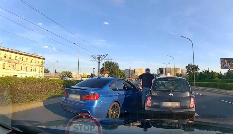 Wrocław: Awantura kierowców na ulicy Żmigrodzkiej. Drogę chamsko zajechało BMW [WIDEO]