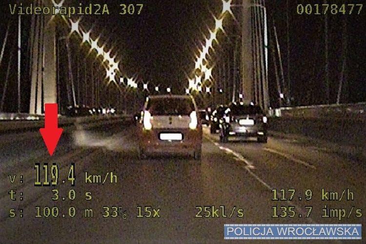 20-latek dwukrotnie przekroczył prędkość. Próbował dać policjantom łapówkę