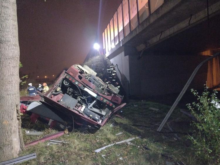 Autokar spadł z wiaduktu na autostradzie A4. Kierowca nie żyje