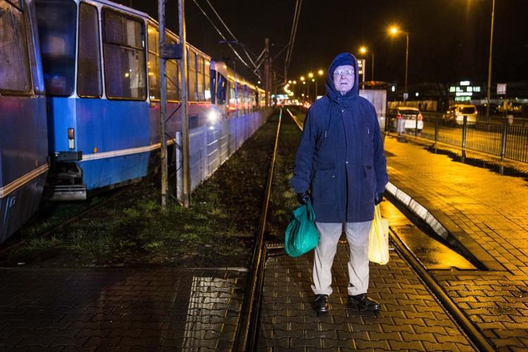 Na Legnickiej mężczyzna wpadł pod tramwaj [ZDJĘCIA]