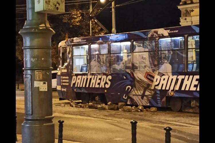 Wrocław: Wykolejenie tramwaju koło opery. Wagon zerwał bruk