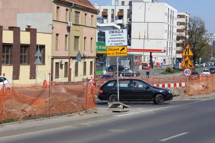 Centrum Wrocławia zakorkowane jak dawniej. Zaczęło się od objazdu [ZDJĘCIA]
