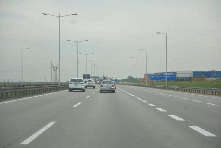 Kierowcy ciężarówek nic sobie nie robią z zakazu wyprzedzania na A4