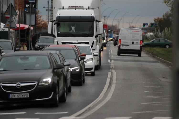 Wrocław: Ogromne korki na Oporowie po włączeniu sygnalizacji. Mieszkańcy są wściekli