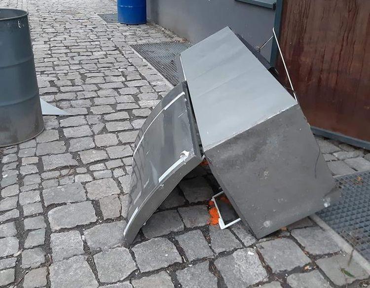 Ktoś zniszczył wspólną lodówkę na Nadodrzu! [ZDJĘCIA]