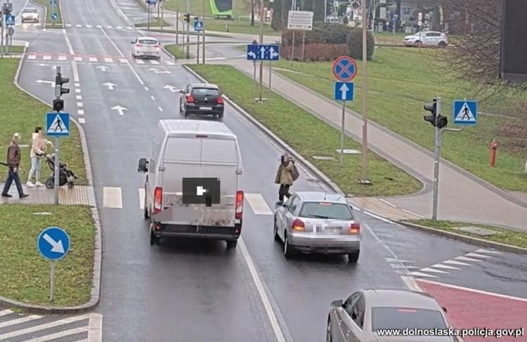 Nastolatek w kapturze i z komórką wszedł prosto pod auta. Policja: 