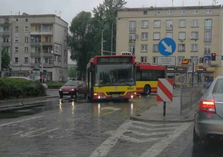 Na Zielińskiego „złamał się” autobus [ZDJĘCIE]