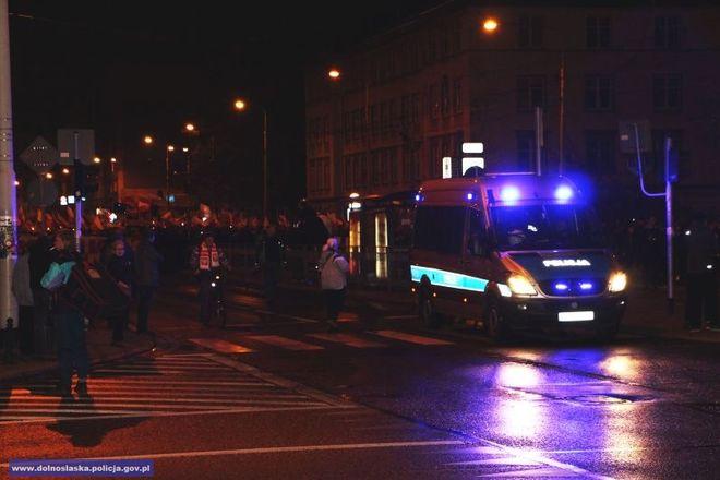 Dzięki zaangażowaniu policjantów z całego regionu w trakcie patriotycznych marszów we Wrocławiu było bezpiecznie