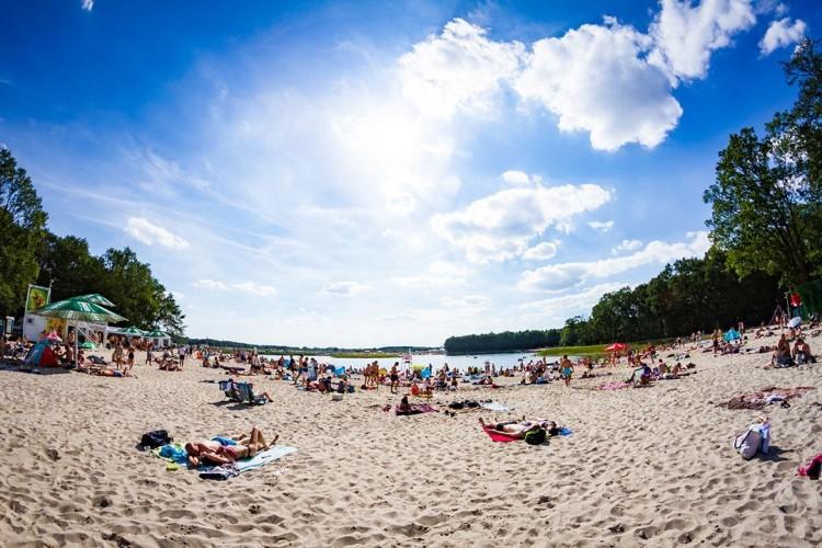 Parę kilometrów od Wrocławia, a poczujesz się jak na wakacjach. To najmodniejsze kąpielisko pod miastem