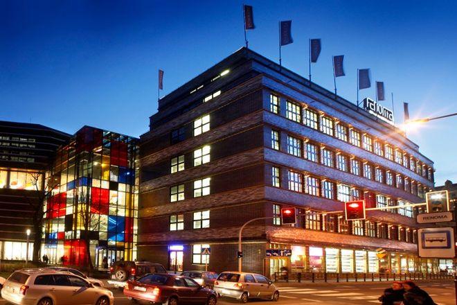 Architektura tego nowoczesnego, ale i zabytkowego gmachu w centrum wciąż zachwyca