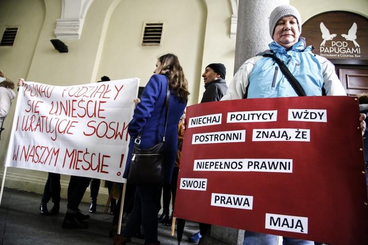 Rodzice dzieci niepełnosprawnych protestowali przed Ratuszem [ZDJĘCIA]