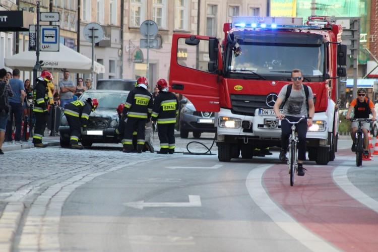 Pożar samochodu w centrum Wrocławia [ZDJĘCIA]