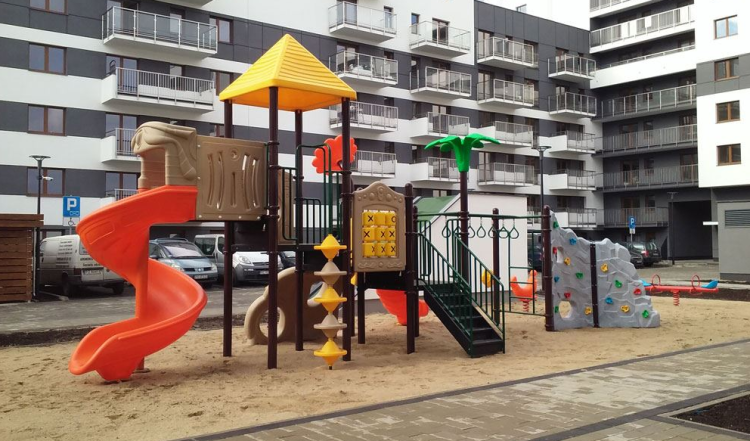 Plac zabaw - pozwól dzieciom bawić się bezpiecznie