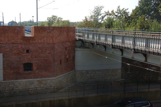 Wrocław ma odnowione prawdziwie artyleryjskie i ozdobne zabezpieczenia kolejowych mostów