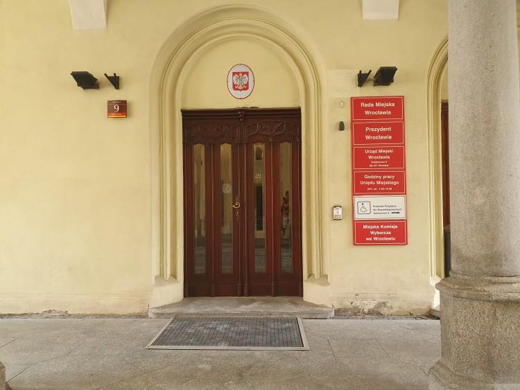 Trzech mężczyzn oddało mocz na drzwi wrocławskiego Ratusza
