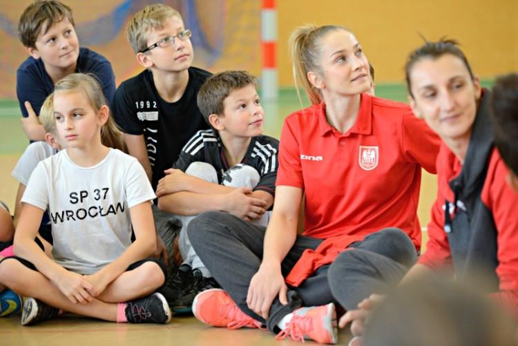 Koszykarki Ślęzy z wizytą w Szkole Podstawowej nr 37