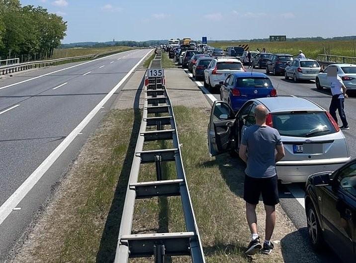 Autostrada A4 zablokowana po wypadku. Motocyklistkę zabrał śmigłowiec ratunkowy