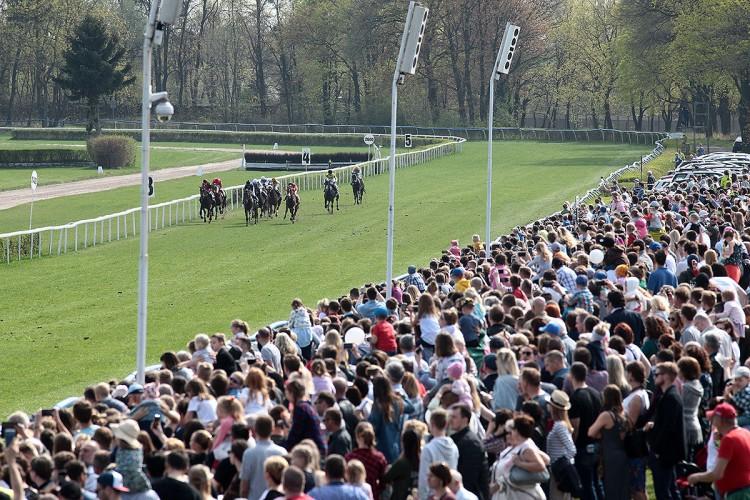 Niemal 15 tysięcy osób na Partynicach podczas otwarcia sezonu wyścigów konnych [ZDJĘCIA]