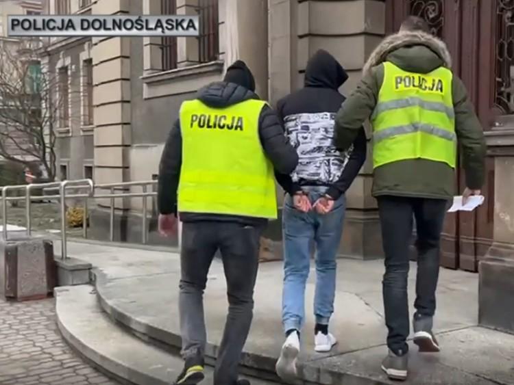 Brutalny napad na młodych przechodniów. W środku dnia zaatakowani na ulicy maczetami