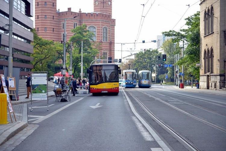 Kwietniki i leżaki na środku Krupniczej. Samochodem tędy nie przejedziesz! [ZDJĘCIA]
