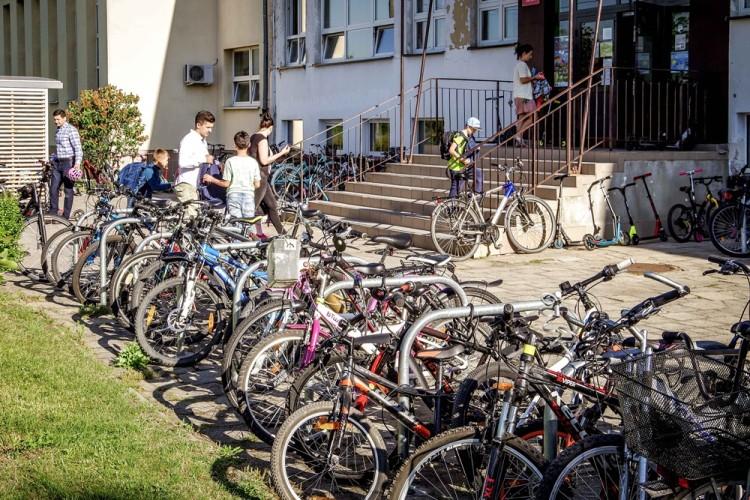 Wrocław: do tej szkoły 9 na 10 uczniów dojeżdża rowerem lub na hulajnodze