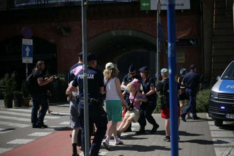 Wrocław: Aktywiści zablokowali ulicę Powstańców Śląskich. Z jezdni ściągała ich policja [ZDJĘCIA]