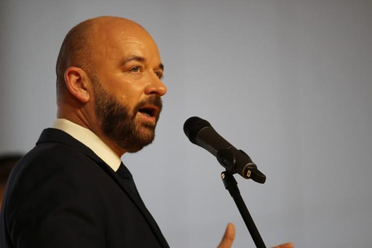 Sondaż prezydencki we Wrocławiu: Jacek Sutryk wygrywa, ale nie w pierwszej turze