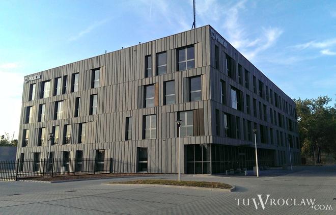 W końcu otwierają we Wrocławiu oczekiwany od lat nowy komisariat policji. Gmach ma ciemną elewację [FOTO]