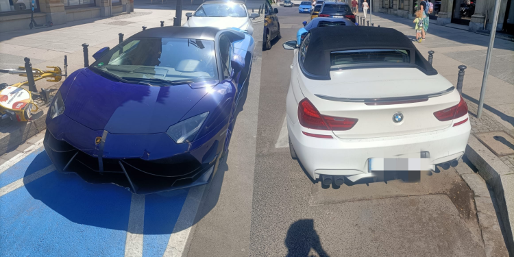 Wrocław: Lamborghini i bmw zaparkował na kopertach. Posypały się mandaty
