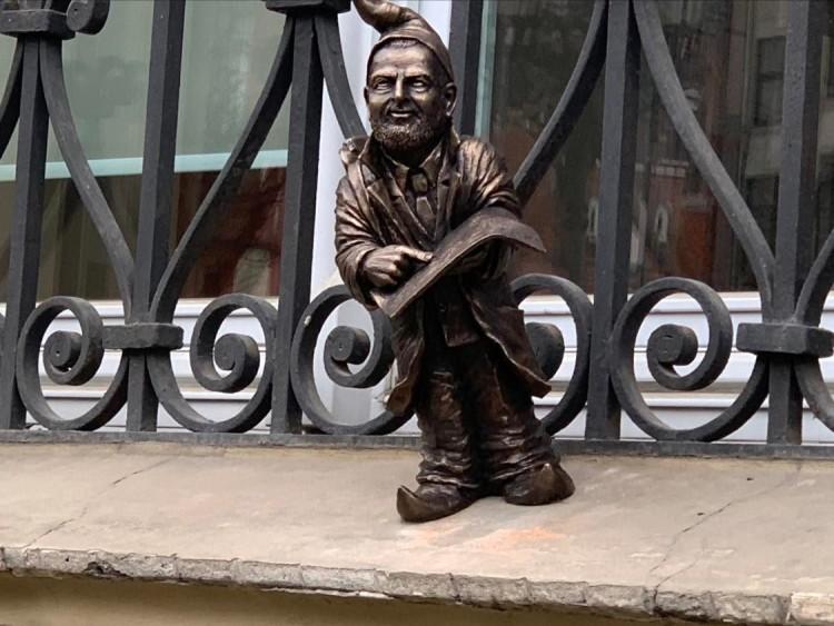 Krasnal Rafała Dutkiewicza. Stanął w oknie wrocławskiego Ratusza [ZDJĘCIA]