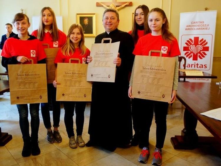 Wrocławska Caritas do czwartku rozdaje zaproszenia po świąteczne paczki dla ubogich