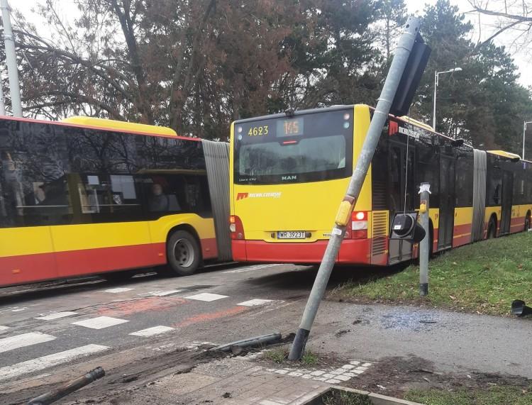 Wrocław: Autobus MPK skosił sygnalizator. 