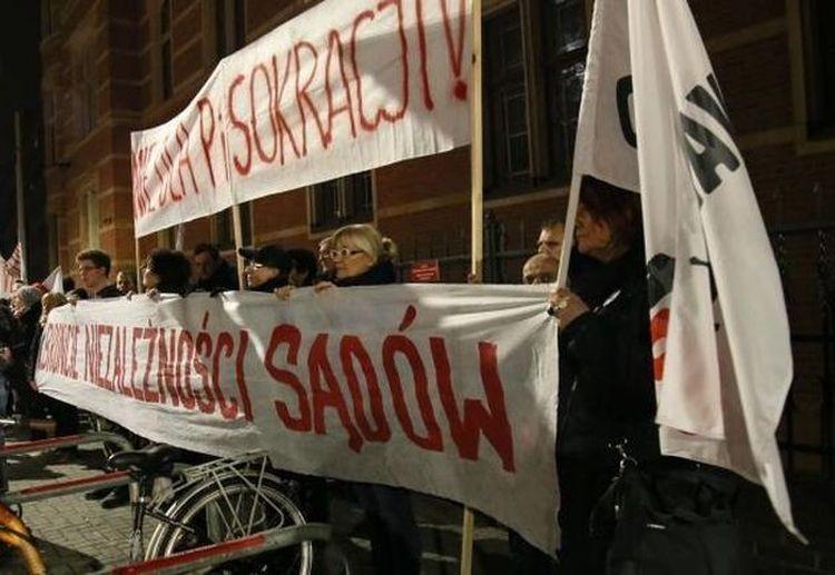 Łańcuch światła. W czwartek kolejny protest w obronie Sądu Najwyższego