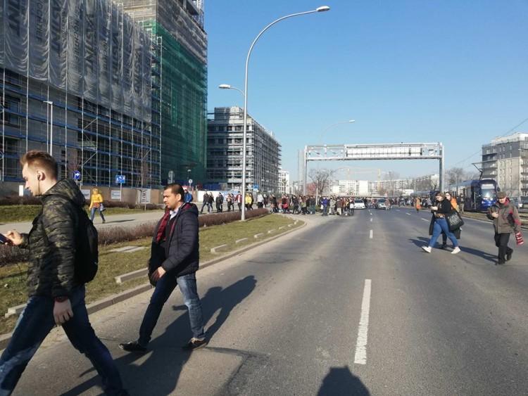 Spacer zamiast jazdy tramwajem. Legnicka była przyblokowana [ZDJĘCIA]