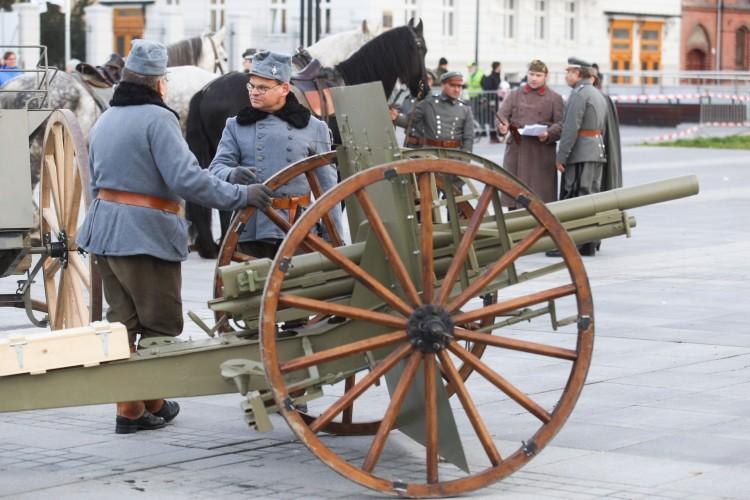 „Urodziny Marszałka Piłsudskiego” i historyczne wojska na pl. Wolności [DUŻO ZDJĘĆ]