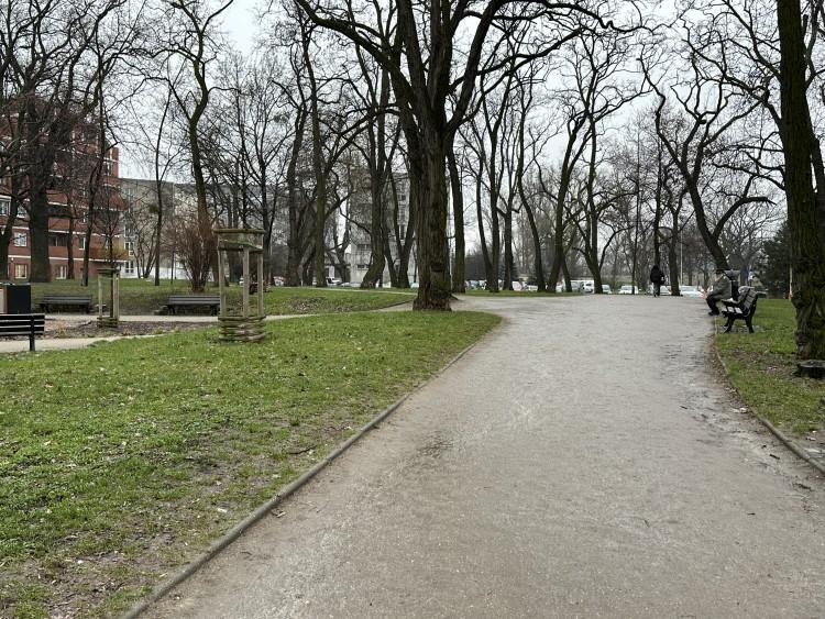 Skwer koło stacji Mikołajów miał wypięknieć. Za remont zabierali się trzy lata. Podrożał tak, że trzeba go okroić