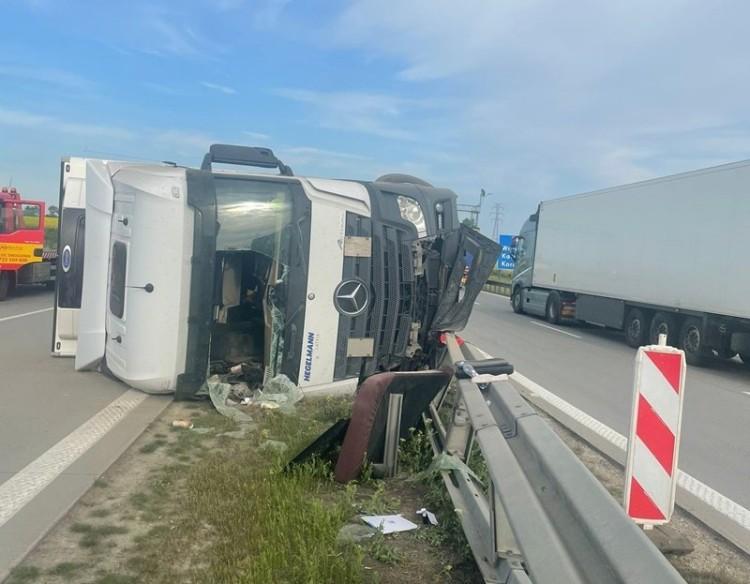 Ciężarówka przewróciła się na A4. Droga jest zablokowana