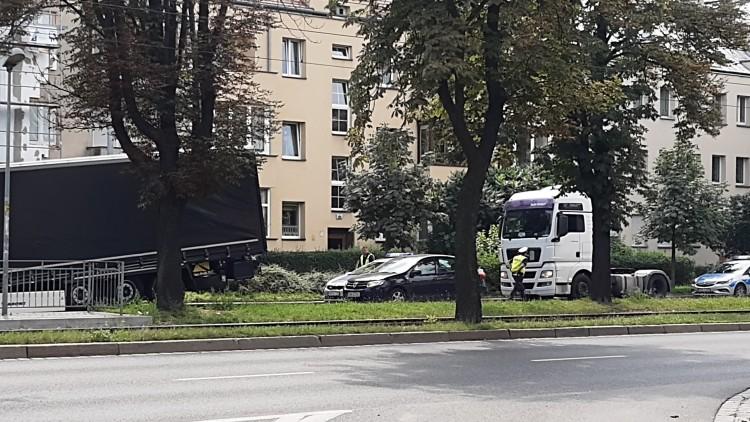 Awaria TIR-a na Ślężnej. Przyczepa spadła z pojazdu [ZDJĘCIA]
