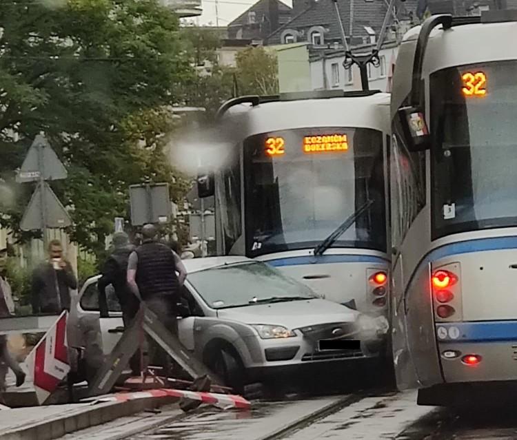 Wrocław: Taksówka zderzyła się z tramwajem i wpadła do wykopu