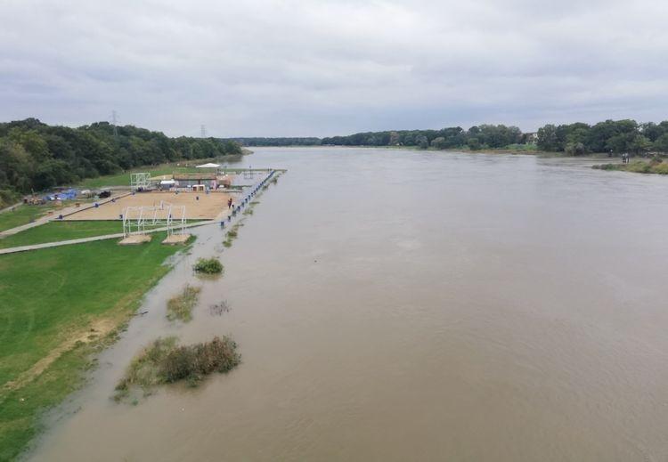 Fala kulminacyjna na Odrze we Wrocławiu. Podtopione plaże miejskie i działki [ZDJĘCIA]