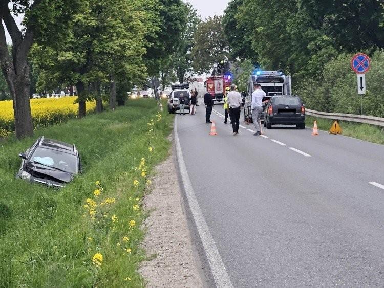 Wypadek na uczęszczanej trasie do Wrocławia. Auto w rowie