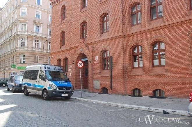 Policjanci zobaczyli zakrwawioną kobietę z kuchennym nożem