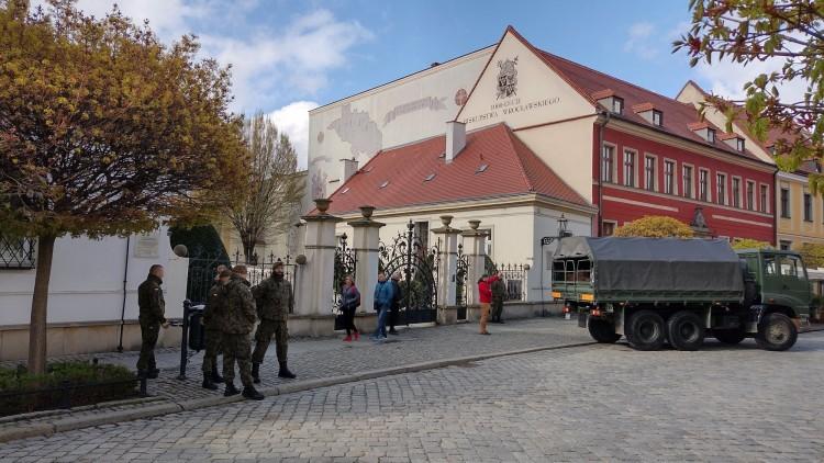 Bezdomni na Ostrowie Tumskim w kolejkach po paczki z żywnością [Zdjęcia]