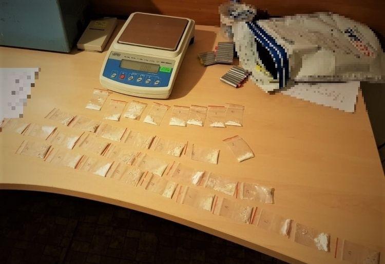 Jechał pod prąd jaguarem. Był poszukiwany i miał przy sobie narkotyki