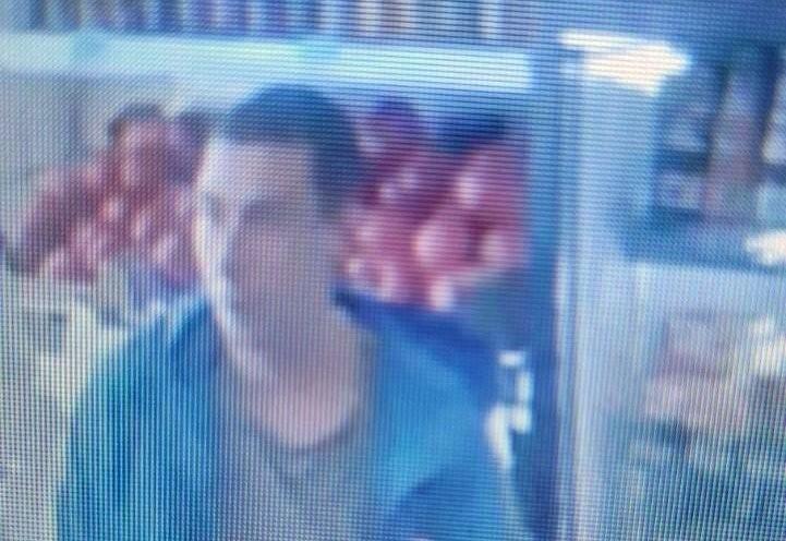 Wrocław: Uwaga! Ten człowiek zrywa kobietom łańcuszki. Szuka go policja!