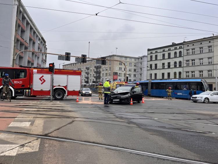 Wrocław: Wypadek na pl. Legionów. Nieoznakowany radiowóz zderzył się z osobówką