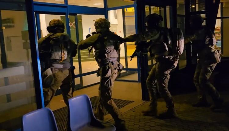 Wrocław: Chwile grozy na lotnisku. Padły strzały. Do akcji wkroczyli antyterroryści i komandosi