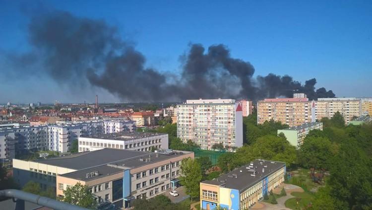 Wielki pożar we Wrocławiu. Czarny dym widoczny z daleka [ZDJĘCIA, WIDEO]