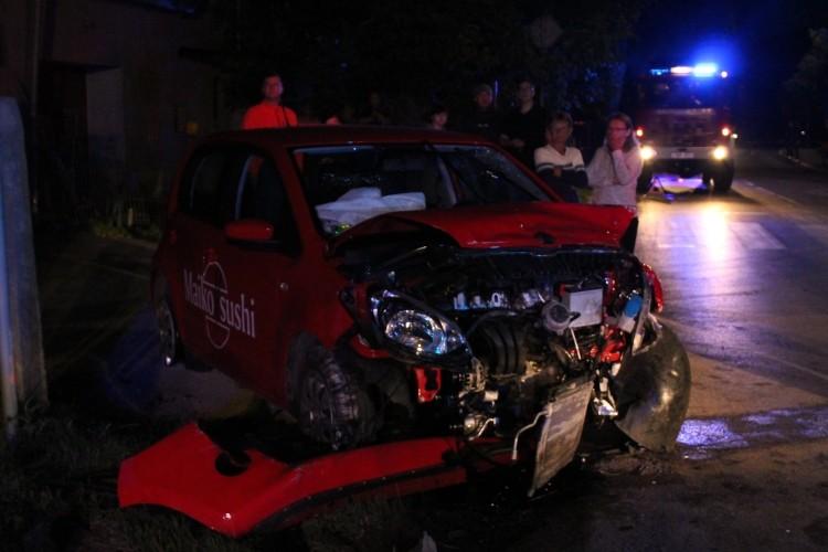 Koszmarny wypadek w podwrocławskich Wilczycach. Skoda dachowała, 4 osoby ranne [ZDJĘCIA]